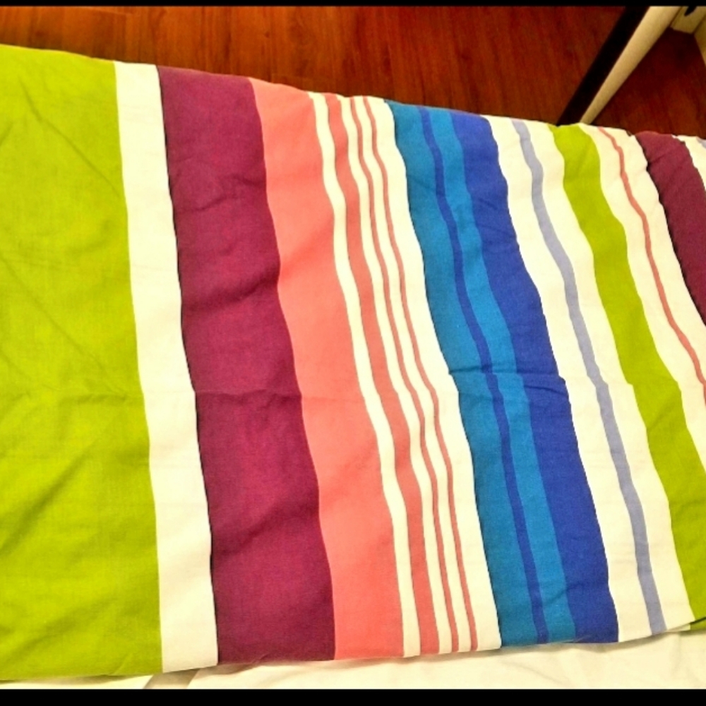 Duvet cover & 2 pillowcases. Full/Double- multi colored- (reversible)